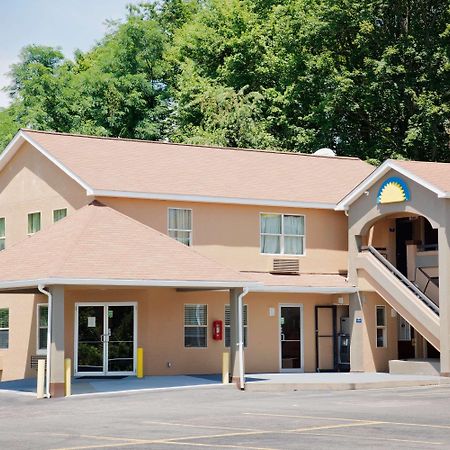 Days Inn By Wyndham Fairmont Esterno foto