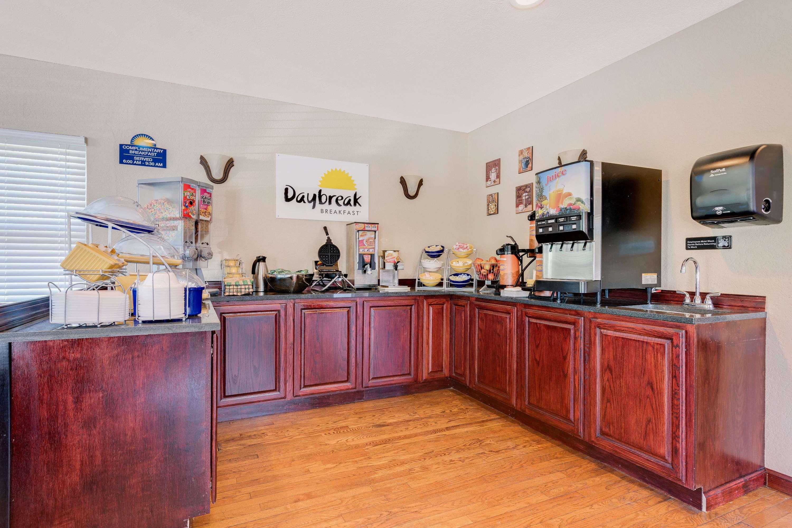 Days Inn By Wyndham Fairmont Esterno foto