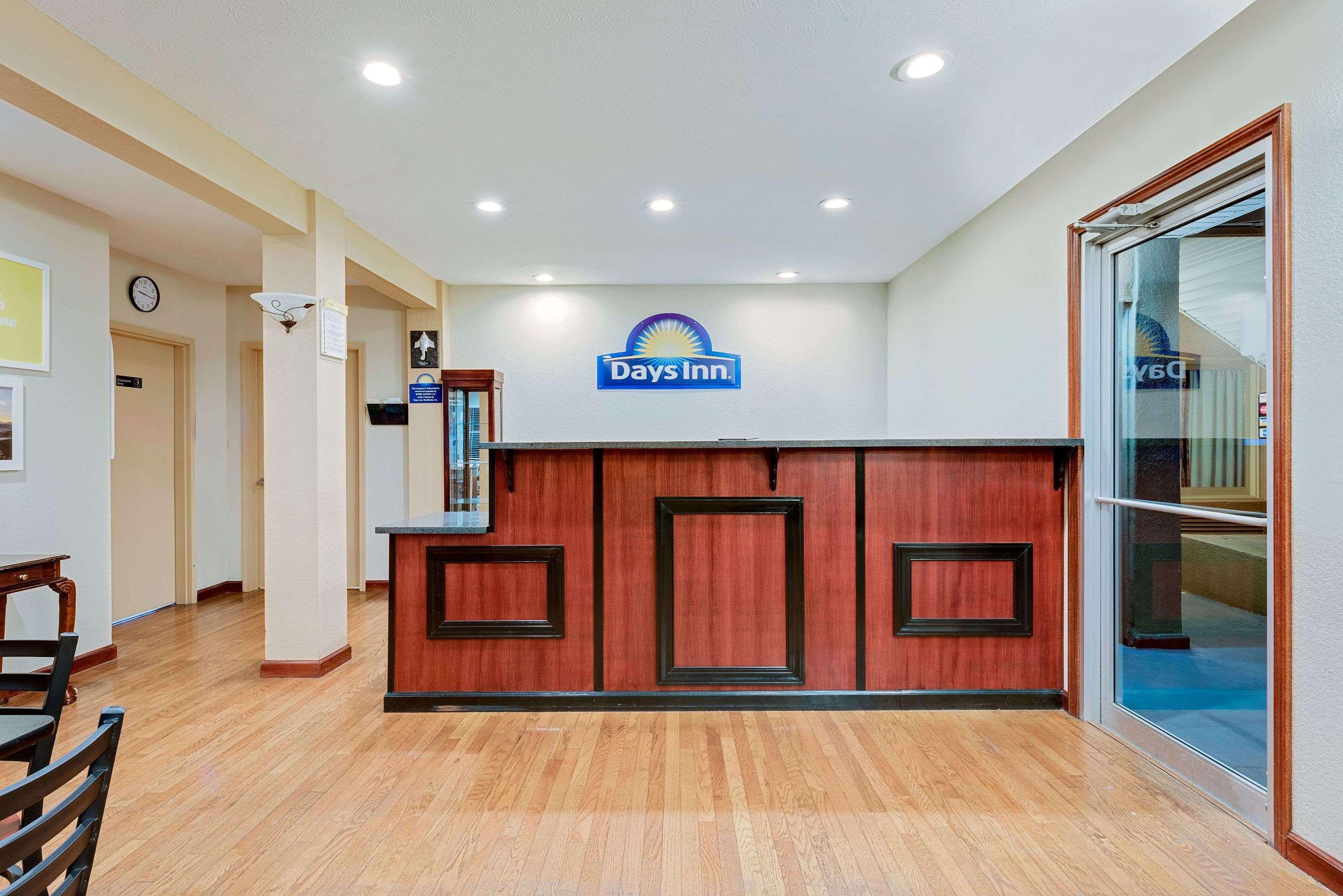 Days Inn By Wyndham Fairmont Esterno foto