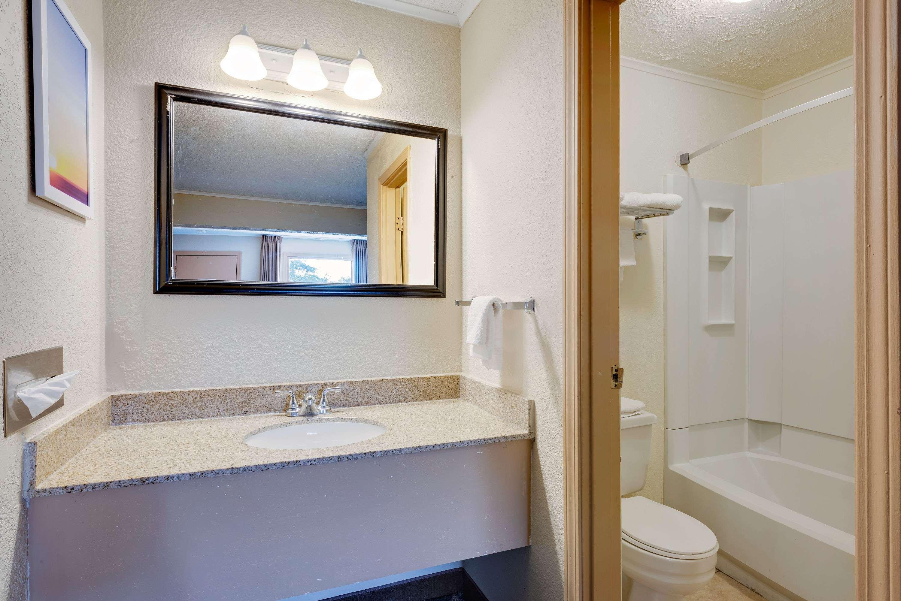 Days Inn By Wyndham Fairmont Esterno foto