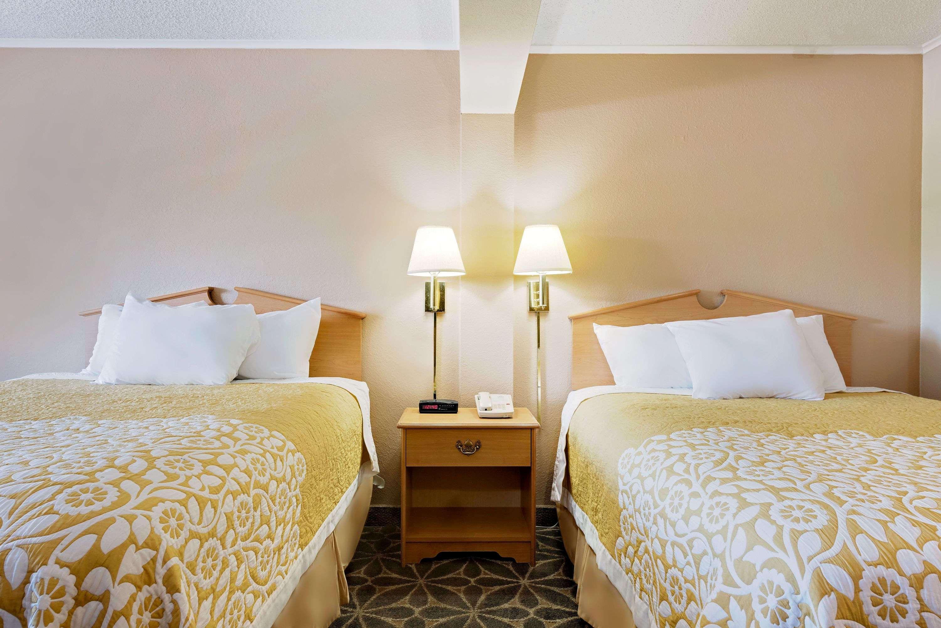 Days Inn By Wyndham Fairmont Esterno foto