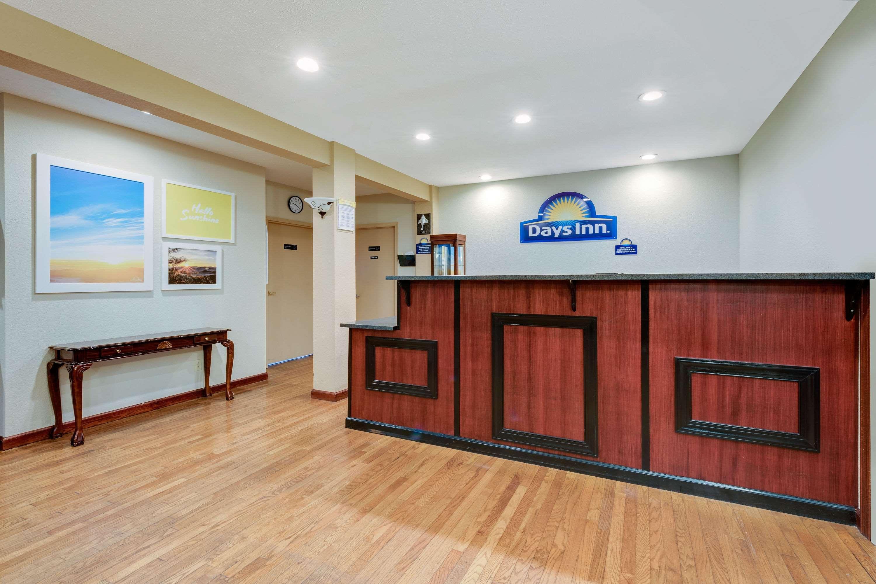 Days Inn By Wyndham Fairmont Esterno foto