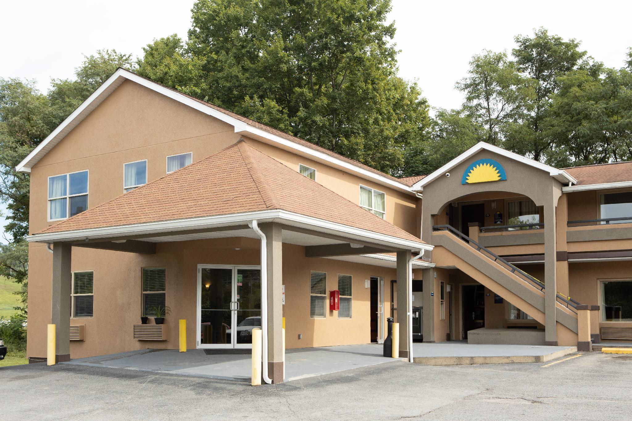 Days Inn By Wyndham Fairmont Esterno foto