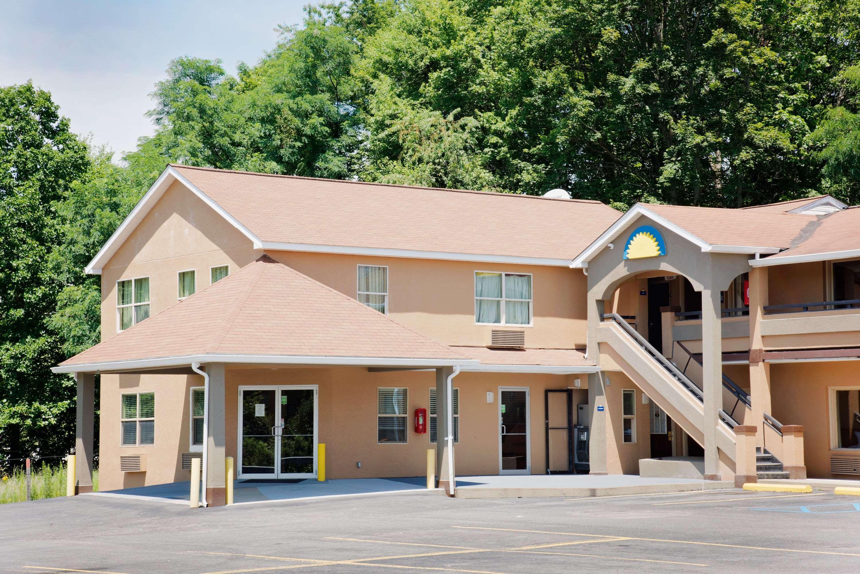 Days Inn By Wyndham Fairmont Esterno foto