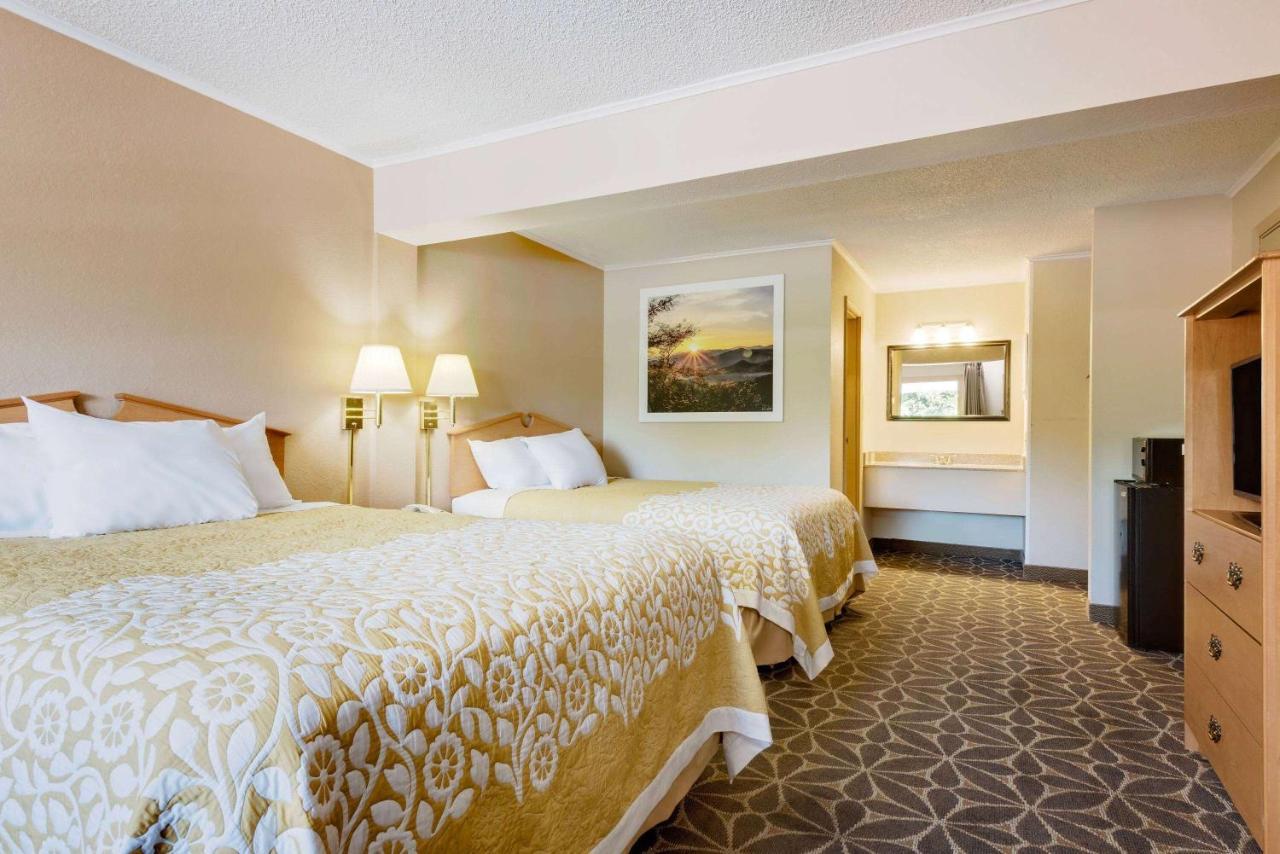 Days Inn By Wyndham Fairmont Esterno foto