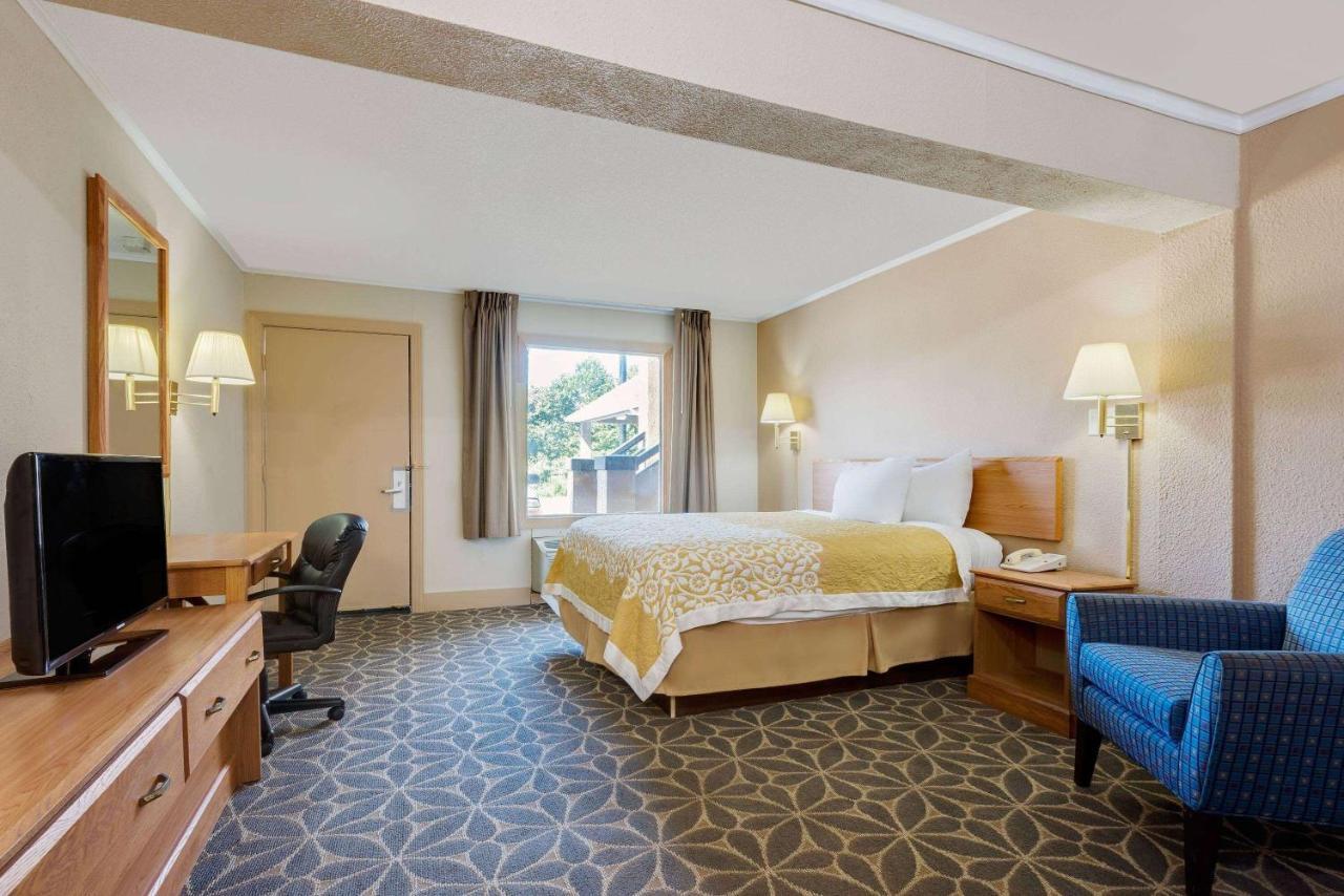 Days Inn By Wyndham Fairmont Esterno foto