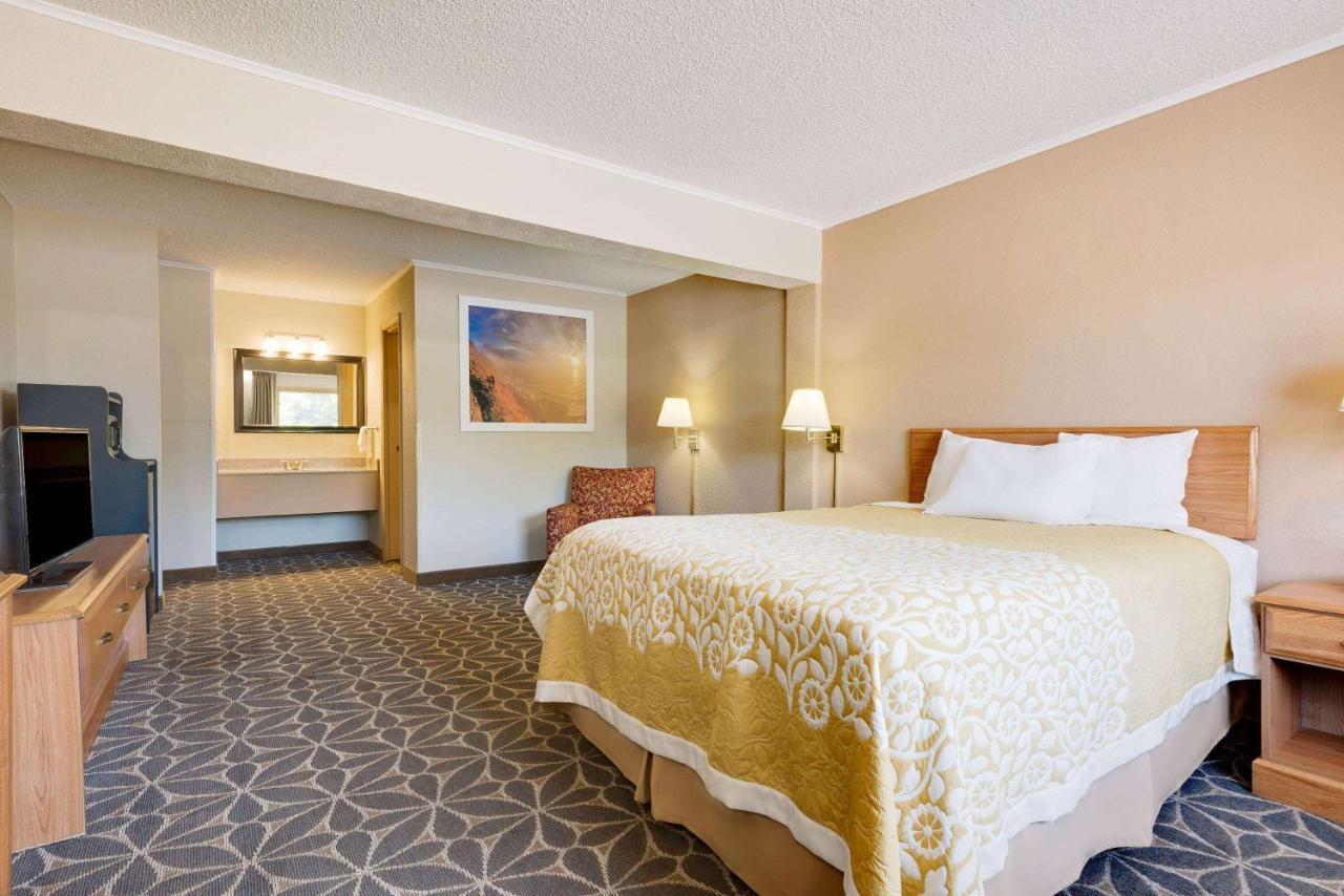 Days Inn By Wyndham Fairmont Esterno foto