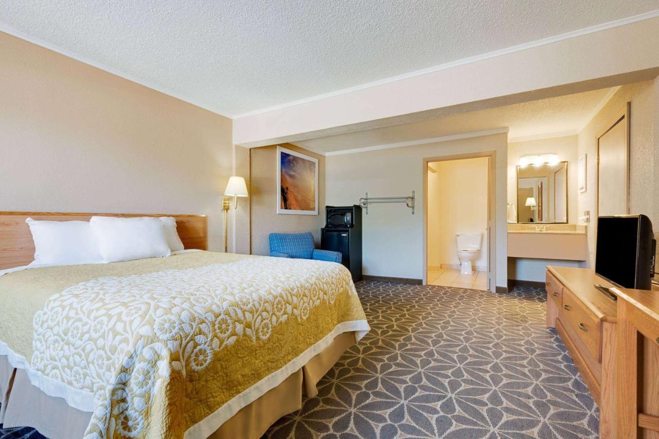 Days Inn By Wyndham Fairmont Esterno foto