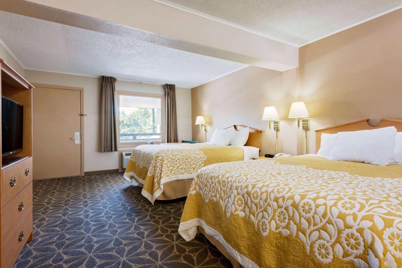 Days Inn By Wyndham Fairmont Esterno foto