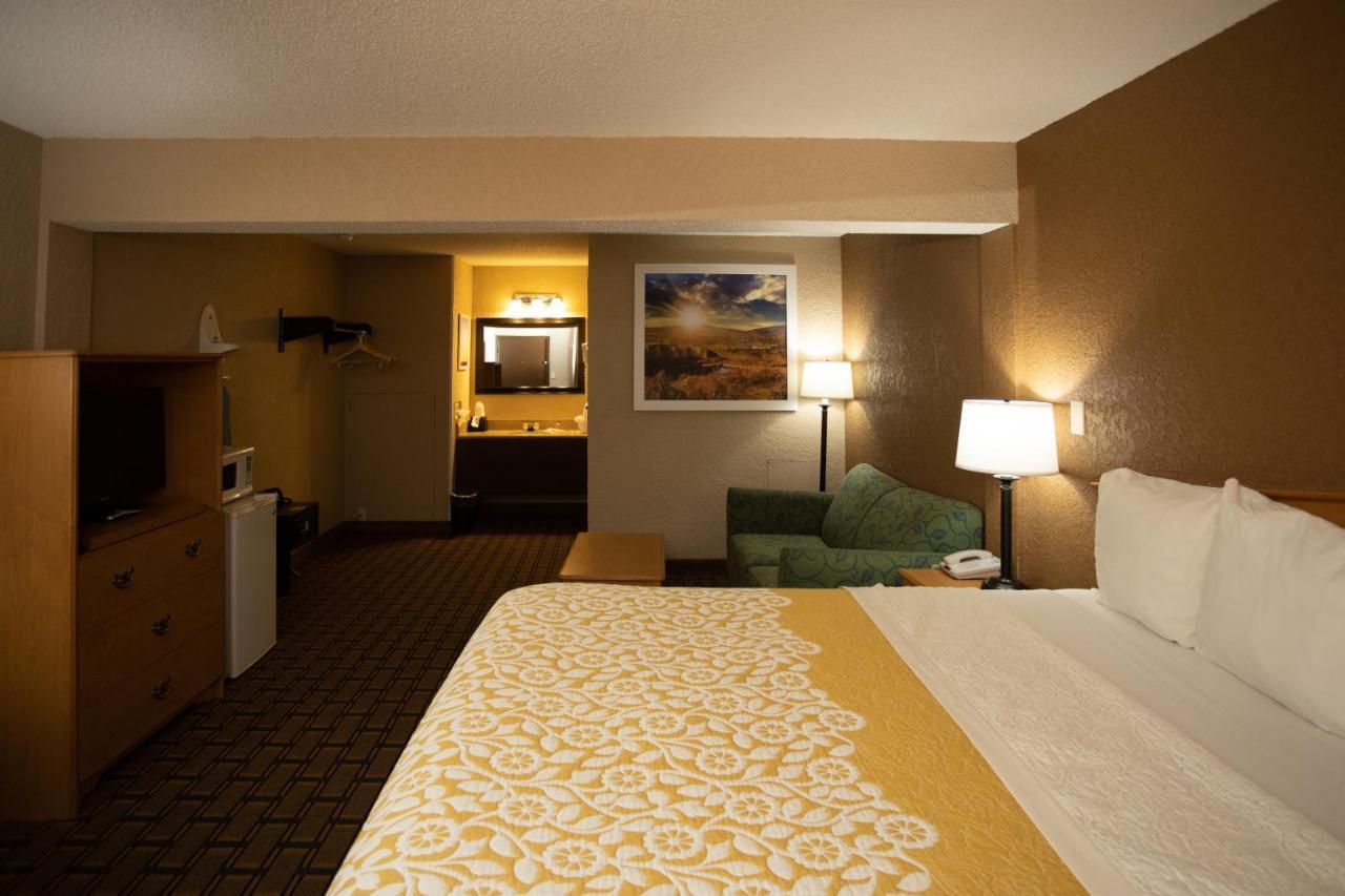 Days Inn By Wyndham Fairmont Esterno foto
