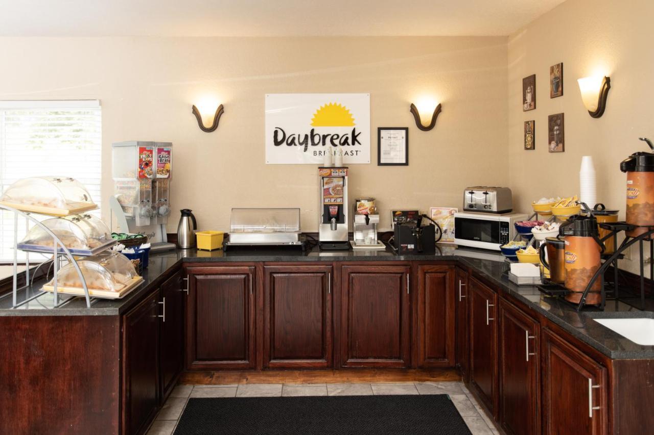 Days Inn By Wyndham Fairmont Esterno foto