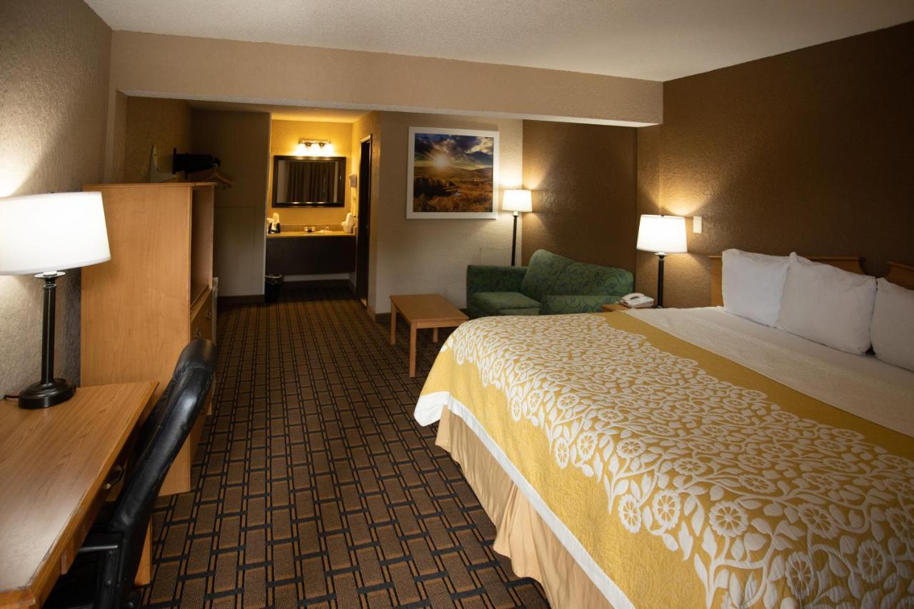 Days Inn By Wyndham Fairmont Esterno foto