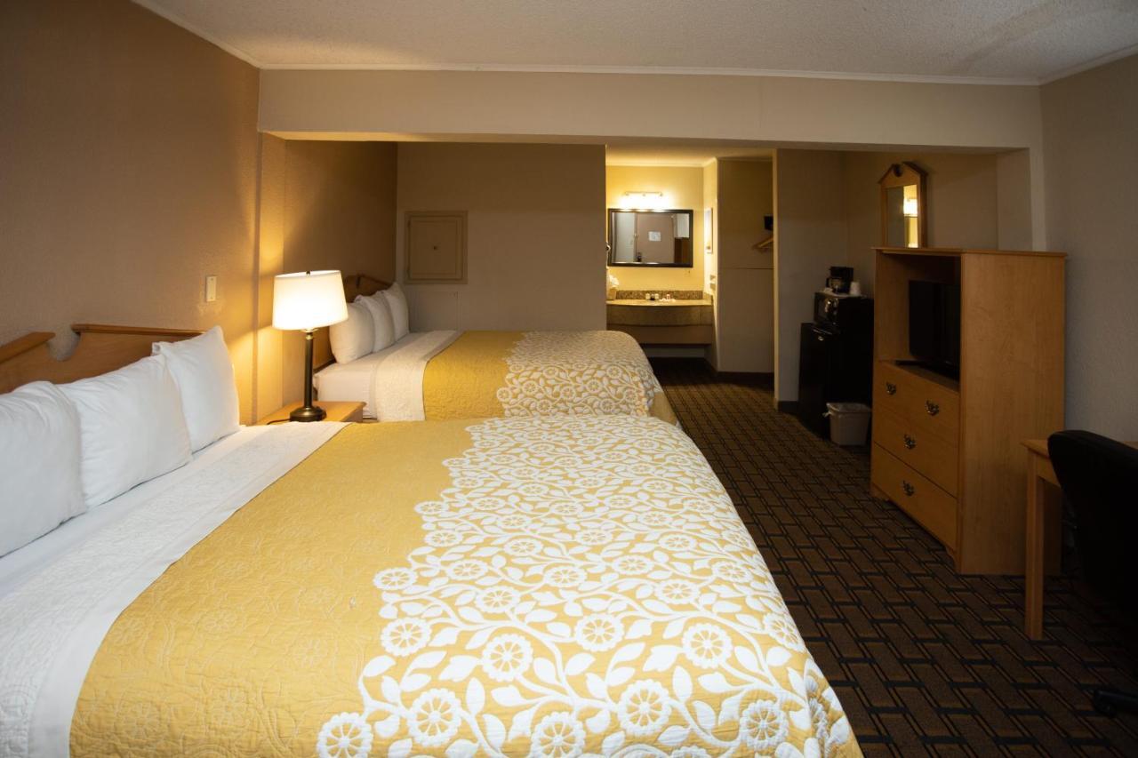 Days Inn By Wyndham Fairmont Esterno foto