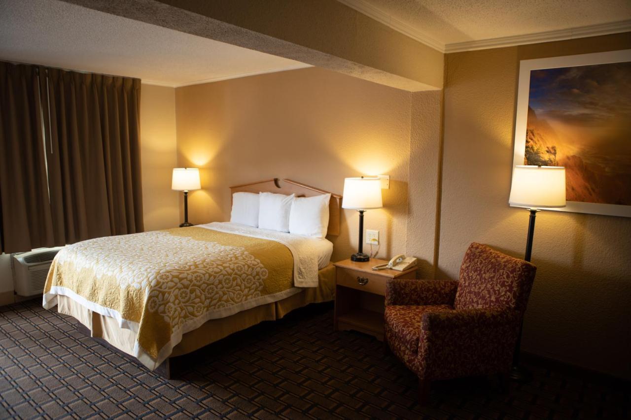 Days Inn By Wyndham Fairmont Esterno foto
