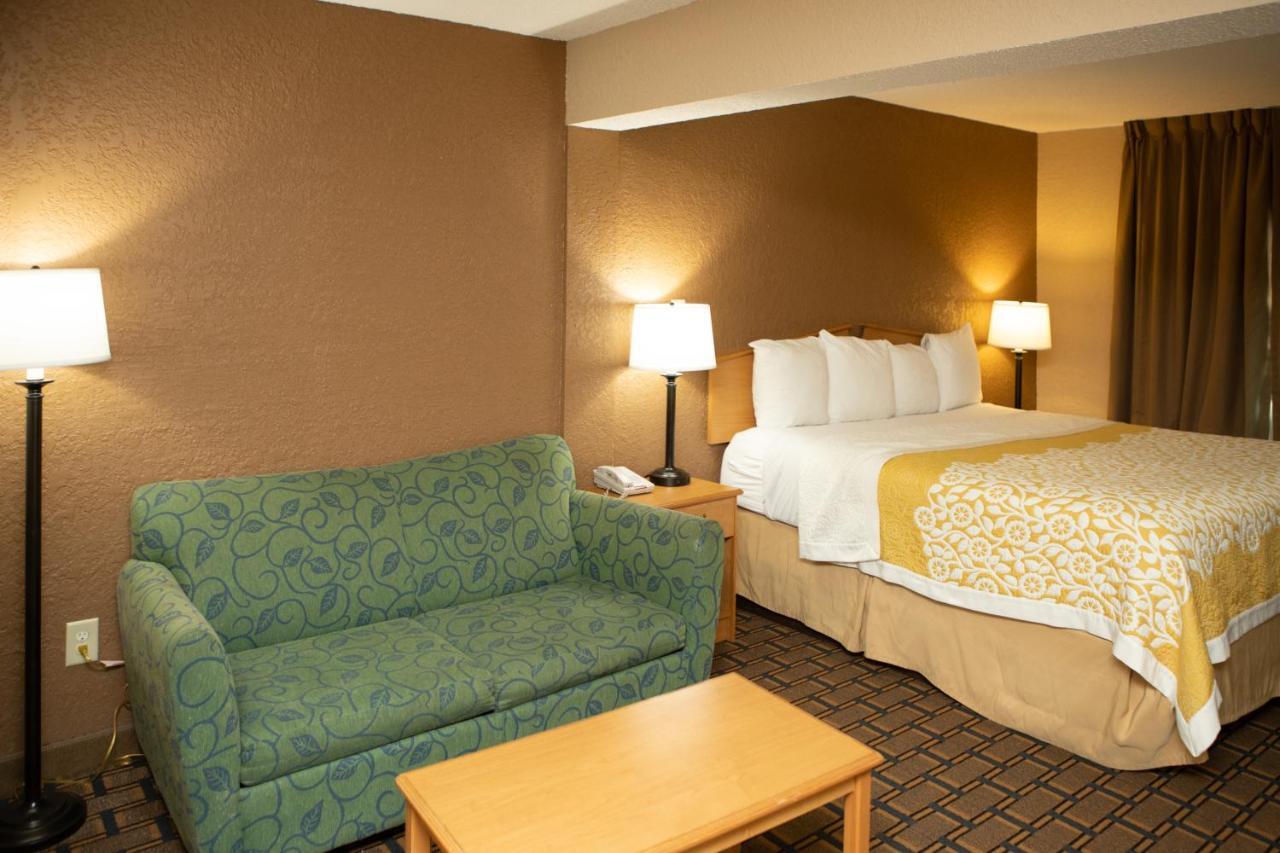 Days Inn By Wyndham Fairmont Esterno foto