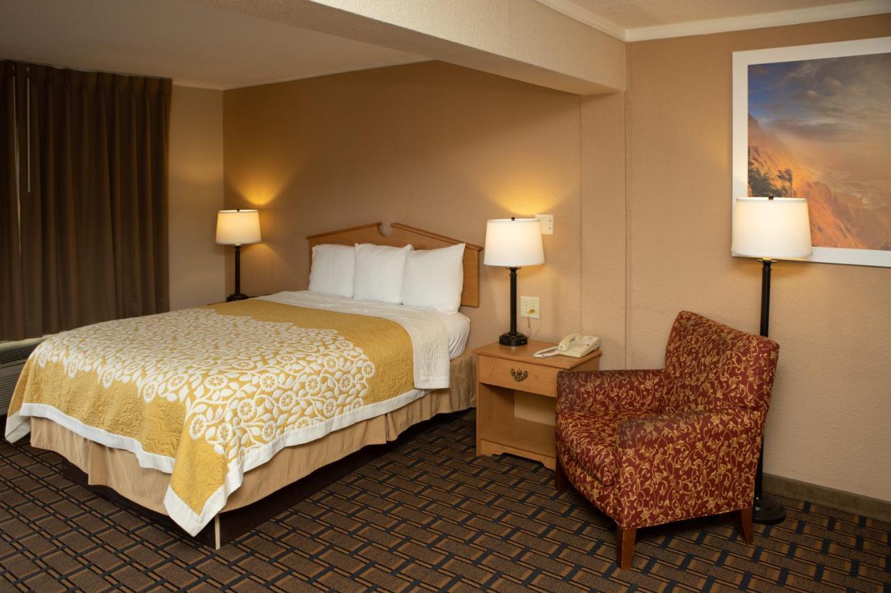 Days Inn By Wyndham Fairmont Esterno foto