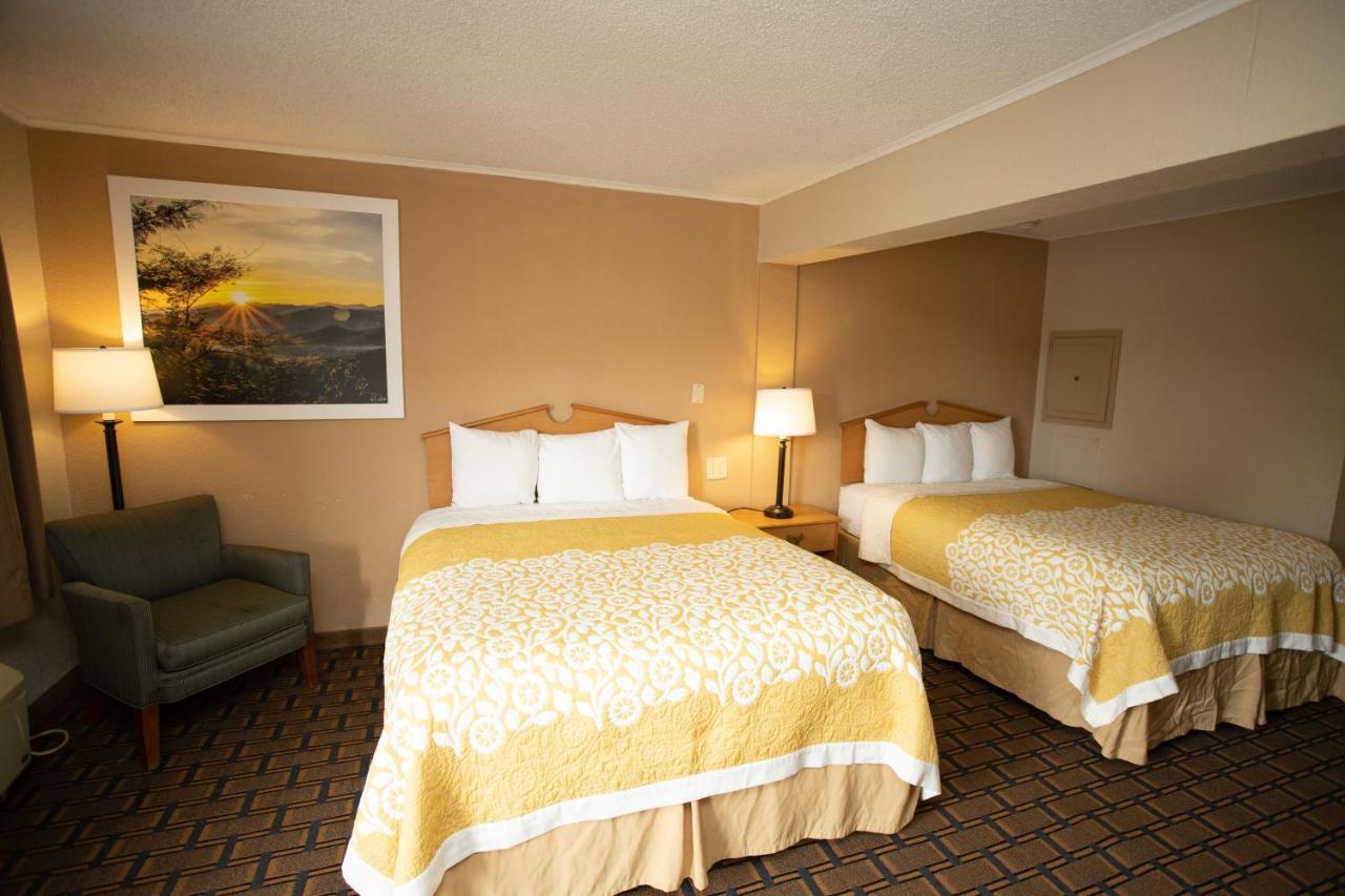 Days Inn By Wyndham Fairmont Esterno foto